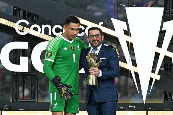 世界杯FIFA体育新闻：马拉贡（左）荣获2025年金杯赛金手套奖。/ Chandan Khanna/AFP/Getty Images