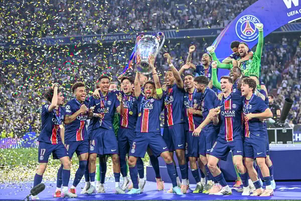 世界杯FIFA体育新闻：巴黎圣日耳曼队于2025年5月首次捧起欧冠奖杯。/ IMAGO/Gonzales Photo
