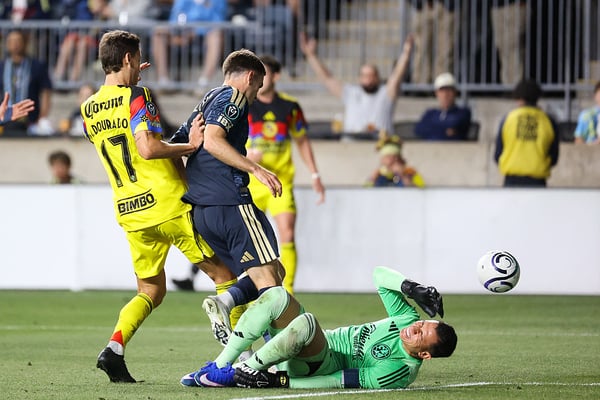 世界杯FIFA体育新闻：马拉贡（下图）受伤后立即倒地。/ Isaiah Vazquez/Getty Images