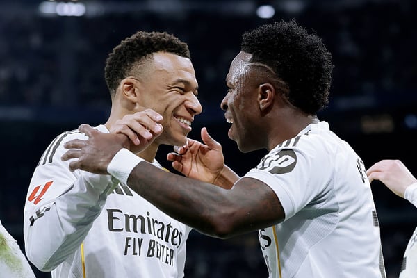 世界杯FIFA体育新闻：维尼修斯·儒尼奥尔（右）和基利安·姆巴佩领衔现代银河战舰。/ M. Gracia Jimenez/Soccrates/Getty Images