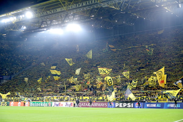 世界杯FIFA体育新闻：多特蒙德的“黄色之墙”堪称标志性景观。/图片/