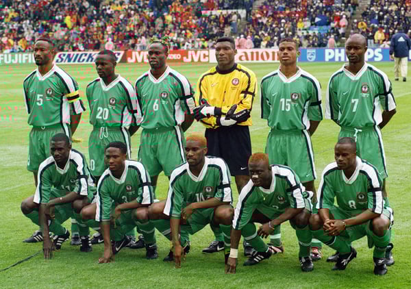 世界杯FIFA体育新闻：1998年法国世界杯D组，尼日利亚队在南特博若瓦尔球场迎战西班牙队前列队。