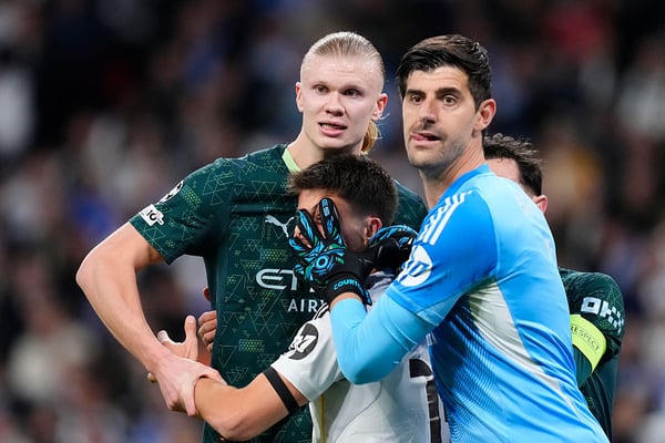 世界杯FIFA体育新闻:蒂博·库尔图瓦(右)在对阵曼城的比赛中拼尽全力。/ Jose Breton/Pics Action/NurPhoto/Getty Images