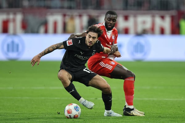 世界杯FIFA体育新闻：延斯·卡斯特罗普在对阵拜仁慕尼黑的比赛中