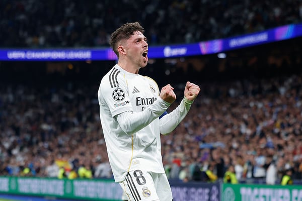 世界杯FIFA体育新闻:费德里科·巴尔韦德是最新一位获得欧冠比赛用球的球员。/ Dennis Agyeman/Europa Press/Getty Images。