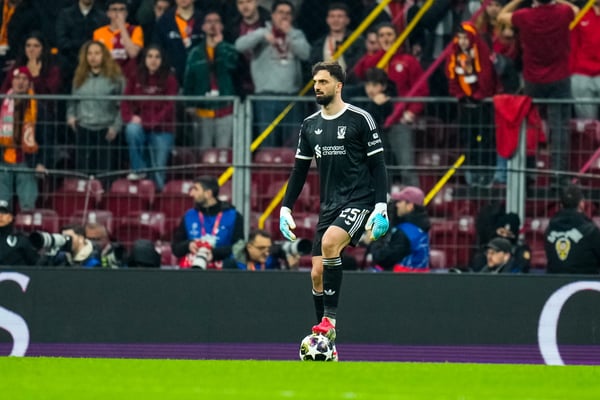 世界杯FIFA体育新闻：在阿利松缺阵的情况下，乔治·马马尔达什维利在对阵加拉塔萨雷的比赛中表现出色。/ Yagiz Gurtug/NurPhoto/Getty Images