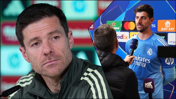 世界杯FIFA体育新闻:哈维·阿隆索(左)在周中被蒂博·库尔图瓦点名提及。/ Dennis Agyeman/Europa Press/Aitor Alcalde-UEFA/UEFA/Getty Images