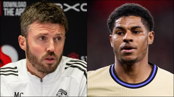 世界杯FIFA体育新闻:迈克尔·卡里克效力的曼联以及马库斯·拉什福德(右)成为今日八卦新闻的焦点。/ Ash Donelon/曼联/Juan Manuel Serrano Arce/Getty Images