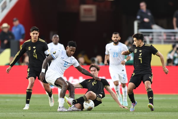 世界杯FIFA体育新闻:墨西哥队全部三名首发中场球员可能将无缘2026年世界杯。/ Omar Vega/Getty Images