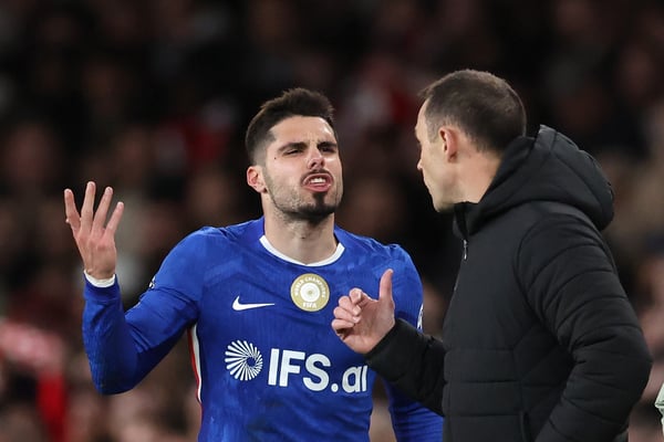 世界杯FIFA体育新闻:内托(左)在对阵阿森纳的比赛中被红牌罚下后,狠狠地抨击了第四官员。/ Catherine Ivill/AMA/Getty Images