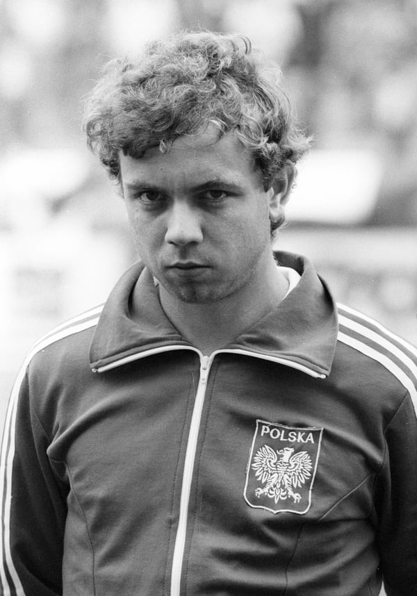 世界杯FIFA体育新闻：波兰球员安杰伊·邦科尔在1982年西班牙世界杯开赛前摆姿势拍照