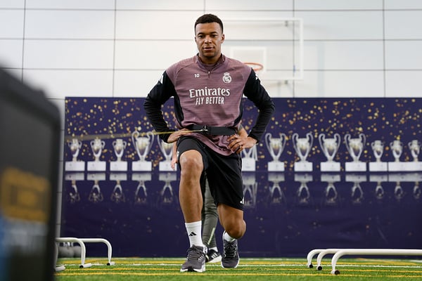 世界杯FIFA体育新闻：基利安·姆巴佩已返回巴尔德贝巴斯训练基地进行训练。/ David S. Bustamante/皇家马德里/Getty Images