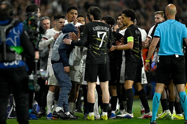 世界杯FIFA体育新闻:佩德罗·内托(左)在切尔西客场挑战巴黎圣日耳曼的比赛中与一名球童发生冲突。/ Julien De Rosa/AFP/Getty Images