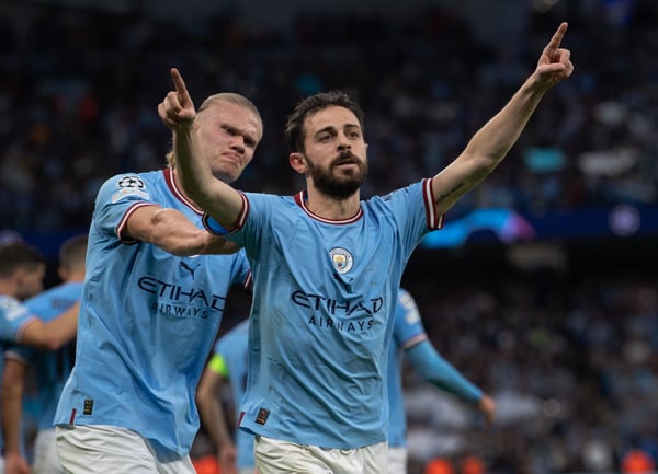 世界杯FIFA体育新闻:贝尔纳多·席尔瓦(中)帮助曼城晋级2023年欧冠决赛。/ Visionhaus/Getty Images