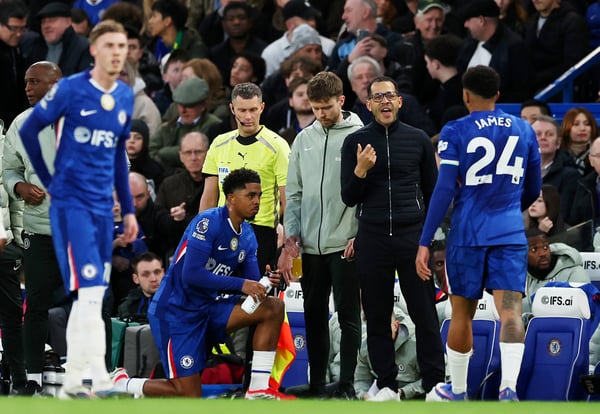 世界杯FIFA体育新闻:利亚姆·罗森尼奥(右二)对裁判的表现很不满意。/ 克里斯·李/切尔西足球俱乐部/盖蒂图片社