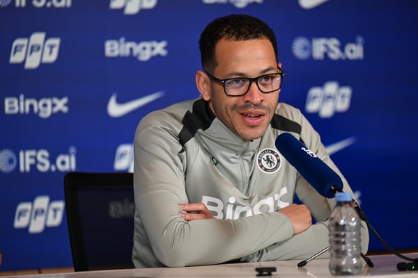 世界杯FIFA体育新闻:利亚姆·罗森尼尔全力支持他的球员们。/ Darren Walsh/切尔西足球俱乐部/Getty Images