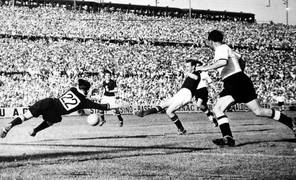 世界杯FIFA体育新闻：1954年国际足联世界杯第二组，匈牙利在巴塞尔对阵西德的比赛中进球。