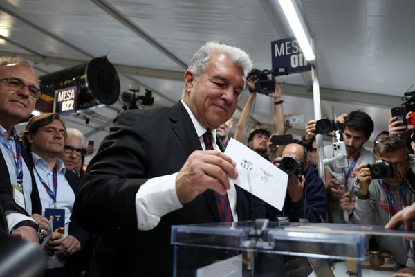 世界杯FIFA体育新闻:琼·拉波尔塔并非唯一一个在选票上写下自己名字的人。/ Javier Borrego/Europa Press/Getty Images