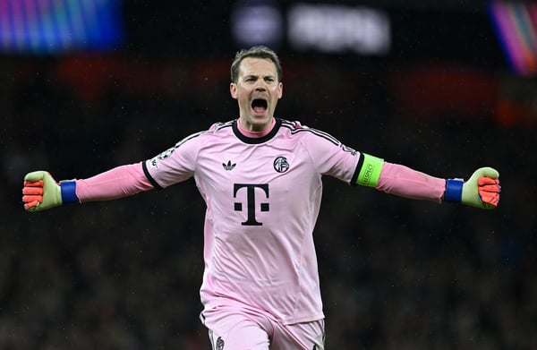 世界杯FIFA体育新闻：多年过去，曼努埃尔·诺伊尔依然保持着强劲的竞技状态。/ Shaun Botterill/Getty Images