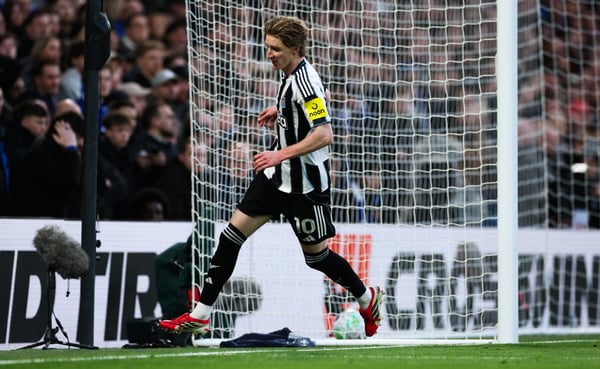 世界杯FIFA体育新闻：安东尼·戈登再次得分。/ Andrew Kearns/CameraSport/Getty Images