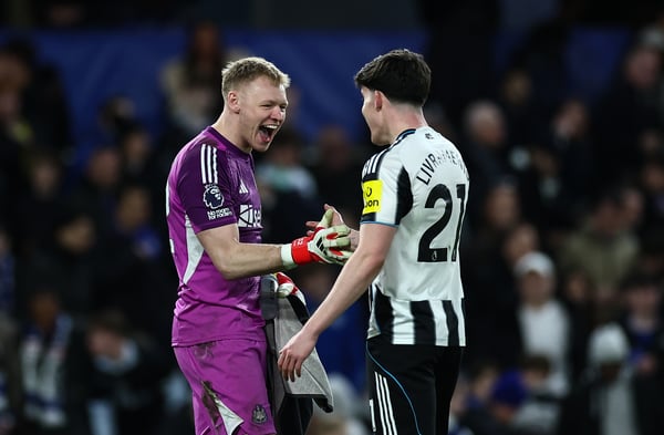 世界杯FIFA体育新闻：阿隆·拉姆斯代尔（左）零封对手。/ Andrew Kearns/CameraSport/Getty Images