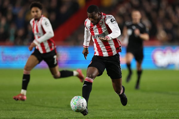 世界杯FIFA体育新闻：丹戈·瓦塔拉送出一记精彩助攻。/ Adrian Dennis/AFP/Getty Images