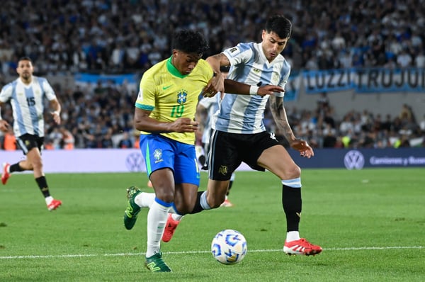 世界杯FIFA体育新闻：2025年3月，在布宜诺斯艾利斯纪念碑球场举行的2026年国际足联世界杯预选赛中，巴西球员恩德里克被阿根廷球员埃克塞基尔·帕拉西奥斯追赶。