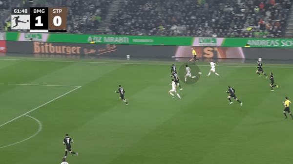 世界杯FIFA体育新闻：乔·斯卡利躲在一名后卫身后，然后接应直塞球跑位，将他淘汰出局。/ 图片由德甲联赛提供