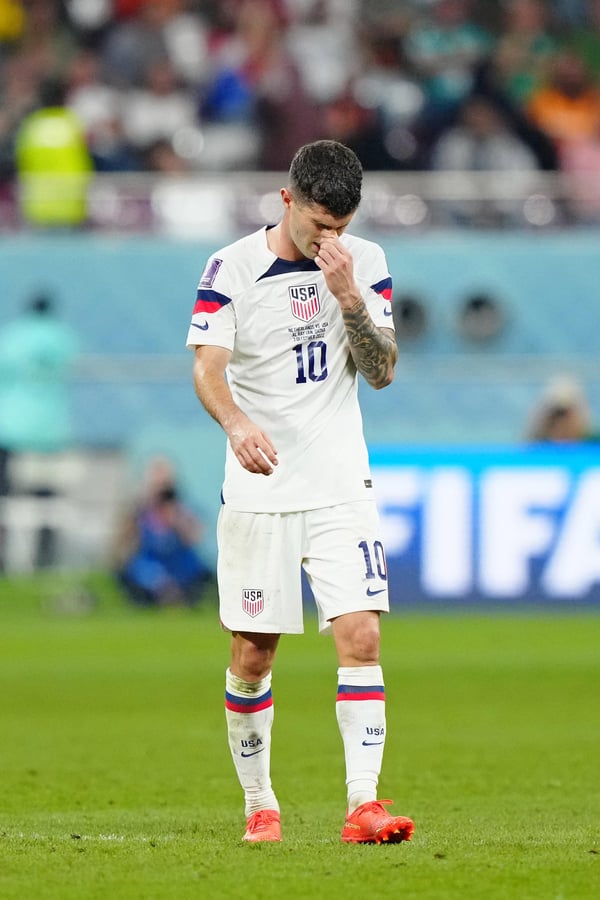 世界杯FIFA体育新闻：克里斯蒂安·普利西奇身穿一套设计平庸的2022年世界杯球衣。/ Danielle Parhizkaran-Imagn Images