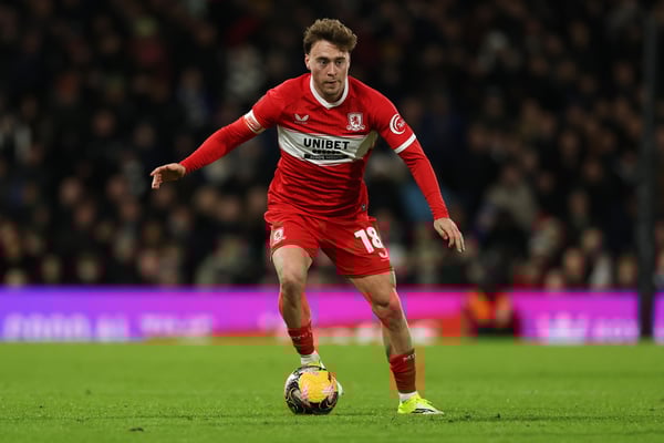 世界杯FIFA体育新闻：艾丹·莫里斯与海登·哈克尼搭档中场，表现出色。/ Tiego Grenho/MI News/NurPhoto/Getty Images