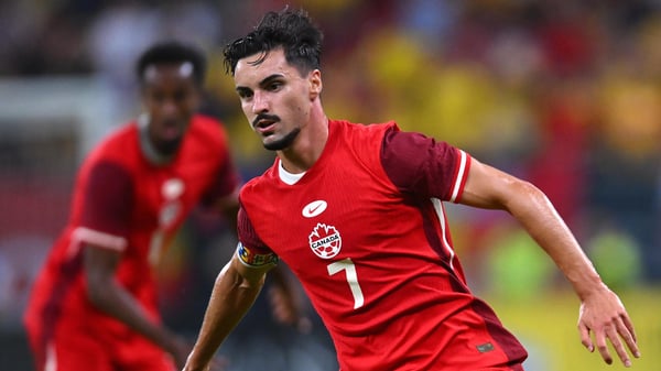 世界杯FIFA体育新闻：斯蒂芬·尤斯塔基奥身穿加拿大队2024年世界杯主力球衣。/ Alex Nicodim/NurPhoto/Getty Images