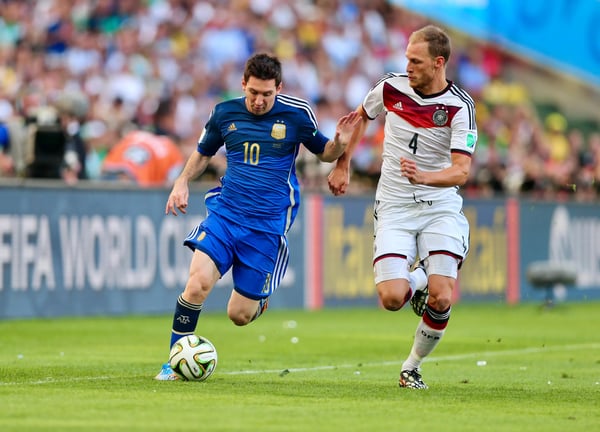 世界杯FIFA体育新闻：莱昂内尔·梅西 (Lionel Messi) 和贝内迪克特·霍韦德斯 (Benedikt Höwedes)，2014 年 FWC