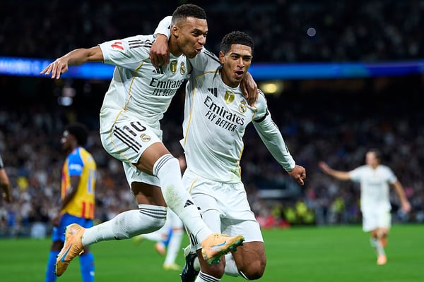 世界杯FIFA体育新闻：基利安·姆巴佩（左）和裘德·贝林厄姆领衔皇家马德里的进攻线。/ Diego Souto/Getty Images