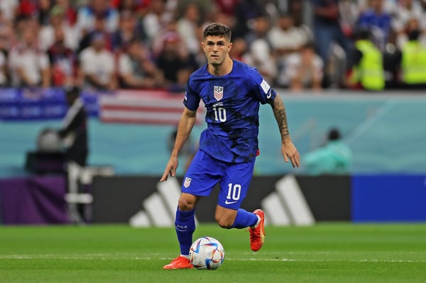 世界杯FIFA体育新闻：克里斯蒂安·普利西奇的首届世界杯之旅，让他身披美国国家队的标志性战袍亮相。/ Heuler Andrey/Eurasia Sport Images/Getty Images