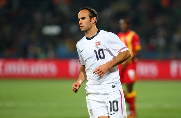 世界杯FIFA体育新闻：兰登·多诺万是美国男足在2010年世界杯上的关键球员。/ AMA/Corbis/Getty Images