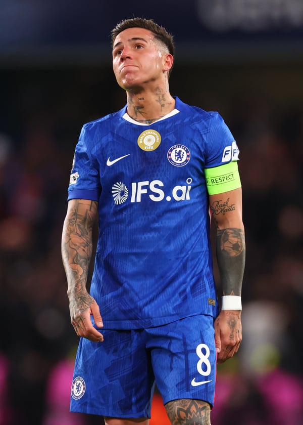 世界杯FIFA体育新闻：恩佐·费尔南德斯在斯坦福桥球场显得垂头丧气。/ Marc Atkins/Getty Images