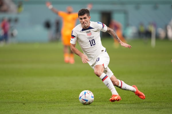 世界杯FIFA体育新闻：在2022年世界杯16强对阵荷兰的比赛中，克里斯蒂安·普利西奇首次尝到了世界杯出局的滋味。/ Brad Smith/ISI Photos/Getty Images