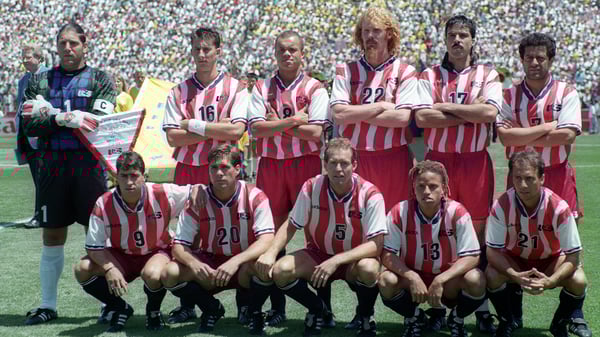 世界杯FIFA体育新闻：美国男足在1994年世界杯上身穿条纹球衣。/ J.Brett Whitesell/ISI Photos/ISI Photos/Getty Images