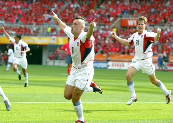 世界杯FIFA体育新闻：美国男足国家队在2002年世界杯上表现出色。/ Bongarts/Getty Images