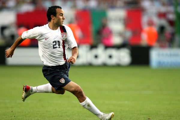 世界杯FIFA体育新闻：兰登·多诺万身穿2006年德国世界杯主场球衣。/ Wade Jackson/Icon SMI/Corbis/Icon Sportswire/Getty Images