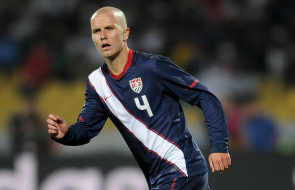 世界杯FIFA体育新闻：迈克尔·布拉德利在2010年世界杯上代表英国队对阵英格兰队。/ Michael Mayhew/Sportsphoto/Allstar/Getty Images