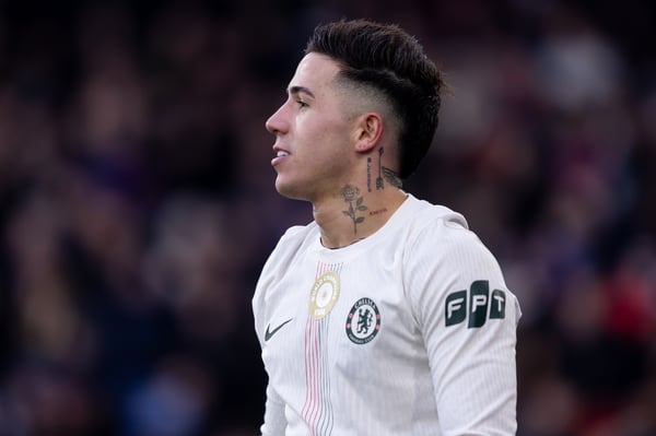 世界杯FIFA体育新闻：恩佐·费尔南德斯与离开切尔西的传闻不断。/ Gaspafotos/MB Media/Getty Images