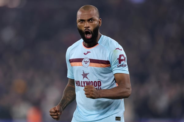 世界杯FIFA体育新闻：在伦敦体育场举行的足总杯第五轮点球大战中，伊戈尔·蒂亚戈为布伦特福德队罚入点球，庆祝战胜西汉姆联队。