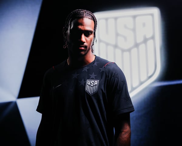 世界杯FIFA体育新闻：美国男足新客场球衣近看非常醒目。/ 美国足球协会