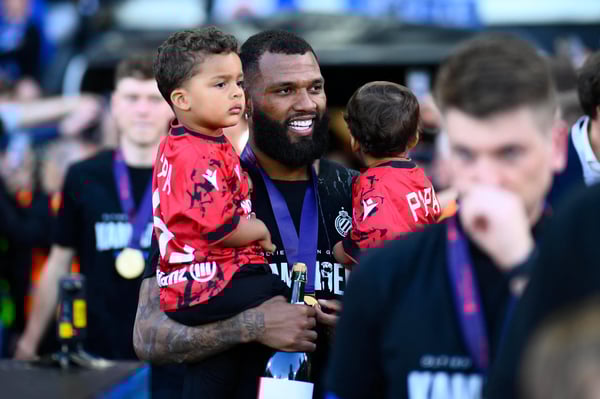 世界杯FIFA体育新闻：布鲁日俱乐部前锋蒂亚戈·伊戈尔在赢得比利时甲级联赛冠军后庆祝