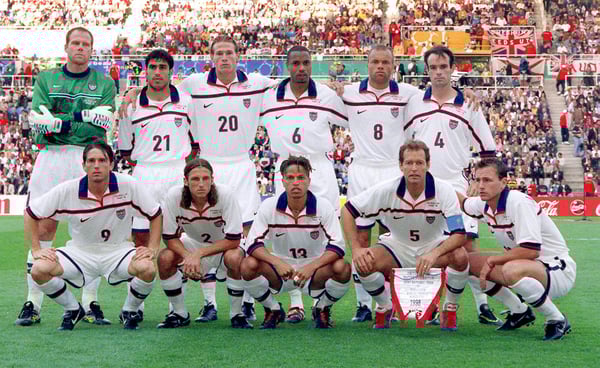 世界杯FIFA体育新闻：美国男足在1998年世界杯上采用了一款翻领主场球衣。/ JACQUES DEMARTHON/AFP/Getty Images