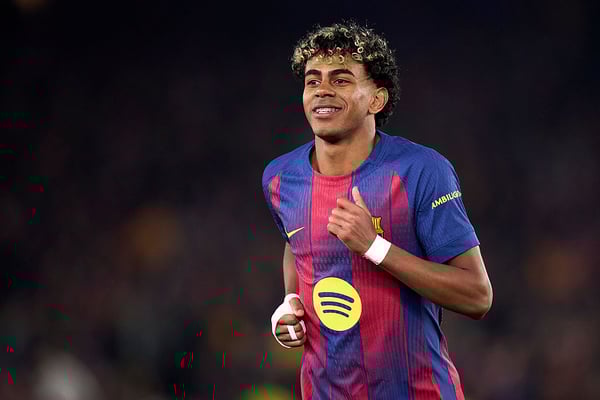 世界杯FIFA体育新闻：拉明·亚马尔帮助巴塞罗那晋级欧冠四分之一决赛。/ Pablo Rodriguez/Quality Sport Images/Getty Images