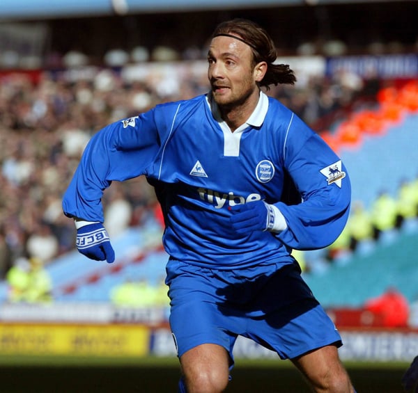 世界杯FIFA体育新闻：2003年，克里斯托夫·杜加里加盟伯明翰，这笔签约令人震惊。/ 图片/杰夫·马丁