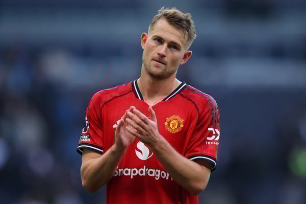 世界杯FIFA体育新闻：马泰斯·德里赫特的背伤给他带来了诸多困扰。/ James Gill/Danehouse/Getty Images