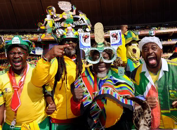 世界杯FIFA体育新闻：在约翰内斯堡足球城体育场举行的2010年国际足联世界杯揭幕战南非对阵墨西哥的比赛前，南非球迷正在欢呼。